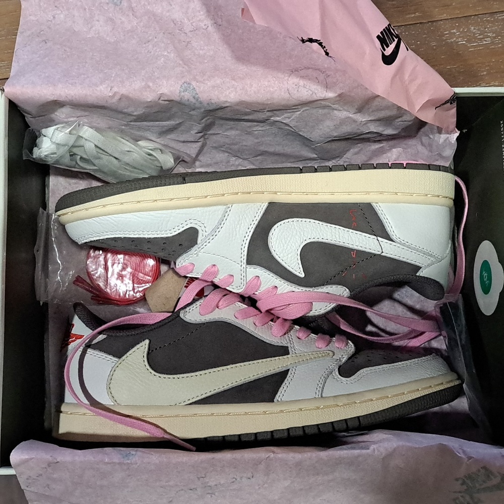 Jordan 1 low travis scott sz US 7 mens US 8.5 women UNISEX